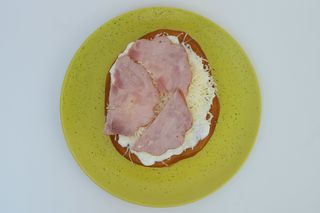 Langos cu sunca si cascaval