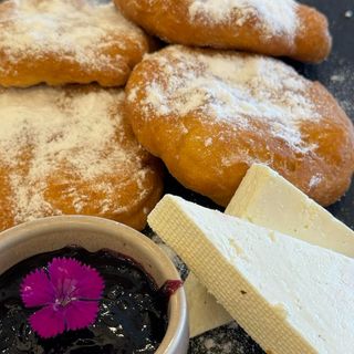 Пухкави мекички със сладко и сирене /220 гр./