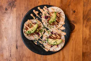Tacos de pollo frito (3 uds.)