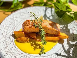 Stek z łososia z sosem serowym i ziemniakami (300g)