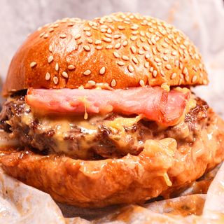 BACON SPLASH BURGER con PATATAS FRITAS