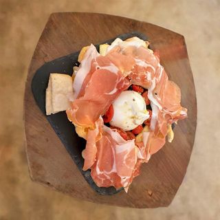 Chiacchiere Crudo pomodorini e Burrata