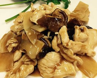 Pollo saltato con bambù e funghi