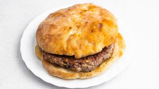 Mala pljeskavica u lepinji sa kajmakom