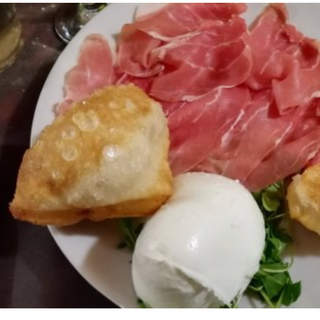 Crudo di Parma con bufala e gnocco fritto