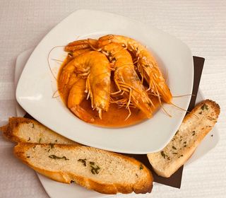 Camarões fritos na frigideira com alho