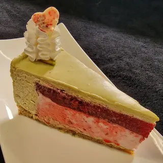 Torta s pistacijom i malinama