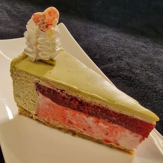 Torta s pistacijom i malinama