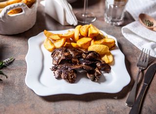 Ficat de pui la grătar cu cartofi aurii