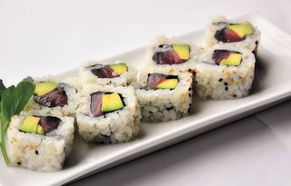 302. Uramaki tuna avocado