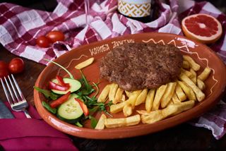 Pljeskavica sa pomfritom
