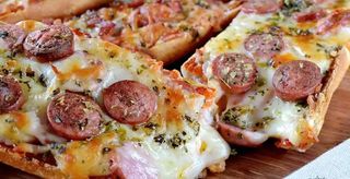 Запечений сендвіч з салямі, соусом Песто та Моцареллою (290г)