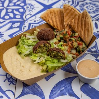 Insalata con falafel