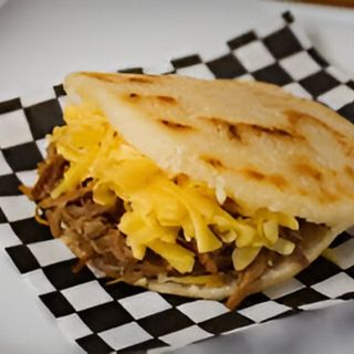 AREPA DE CARNE DESMECHADA Y QUESO AMARILLO