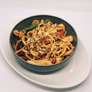 Удон з куркою в кисло-солодкому соусі