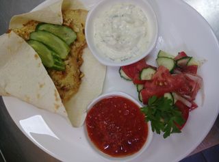 Жаренное куриное филе с кешью в лаваше