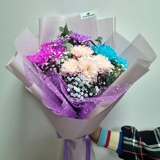 ფერადი ქრიზანთემების თაიგული