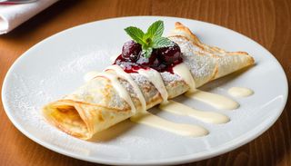 Clătită cu ciocolata albă și dulceață de vișine