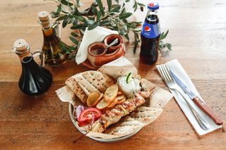 MENIU MEDIU SOUVLAKI DE PUI SI BAUTURA RACORITAORE