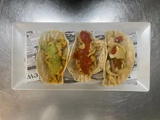 3 Tacos Mexicanos ( Pollo, Ternera Y Cochinilla )