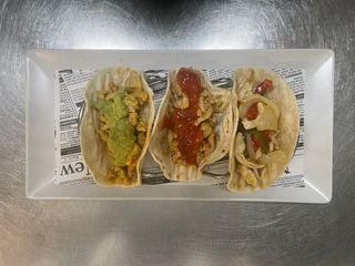 3 Tacos Mexicanos ( Pollo, Ternera Y Cochinilla )