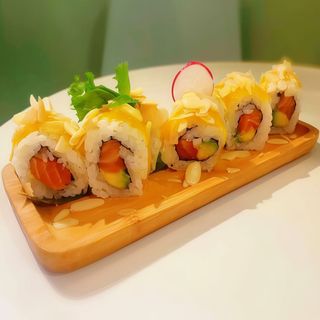 Almendra Salmon Roll