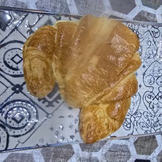 Croassant con salmón y aguacate 