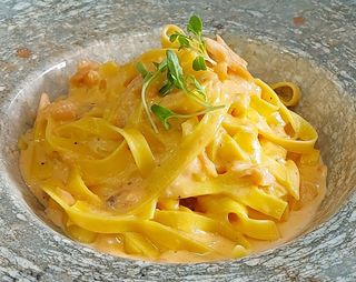 Tagliatelle Al Gorgonzola Y Salmón