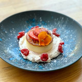 Sernik z musem z malin