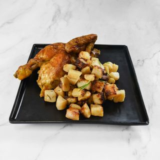 Mezzo pollo al girarrosto e patate al forno