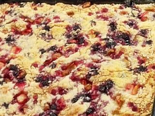 Domowy pączek z powidłami śliwkowymi