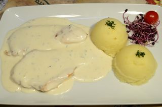 Piept de pui în sos gorgonzola și cartofi piure