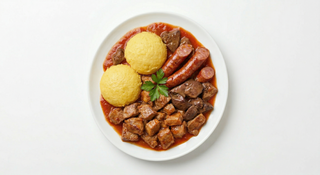 Tochitură moldovenească servită cu mămăliguță si brânză de burduf