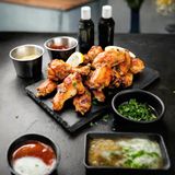 Пържени пилешки крилца с пържени картофки и BBQ сос