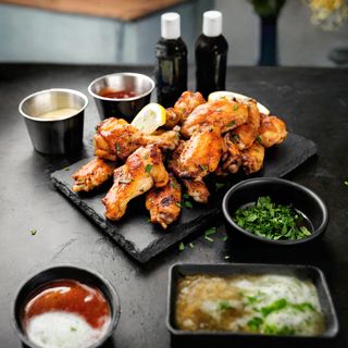 Пържени пилешки крилца с пържени картофки и BBQ сос