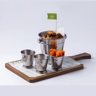 Ведро куриных крыльев