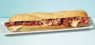 14. Bocadillo De Bacón, Queso Y Pimientos Rojos