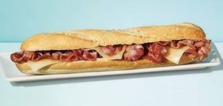 14. Bocadillo De Bacón, Queso Y Pimientos Rojos