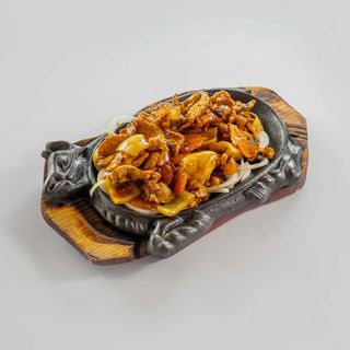 Porc cu sos tomat pe placa incinsa