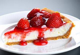 La nostra cheesecake con topping alla fragola