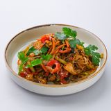 Теплая фунчоза с нежной курочкой