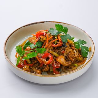 Теплая фунчоза с нежной курочкой