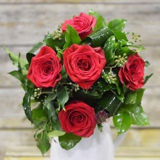 Buchet cu 5 trandafiri rosii