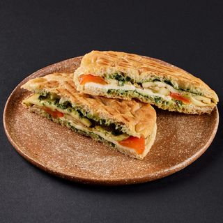 Toast cu mozzarella si legume