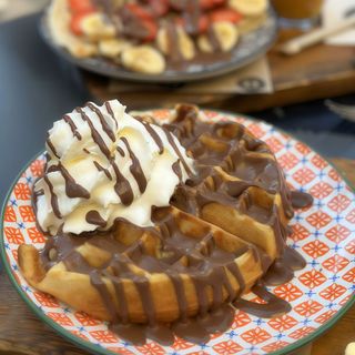 Porción De Gofre + Fresas + 1 Salsa + Nata