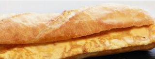 Bocadillo de tortilla francesa con queso y jamón york