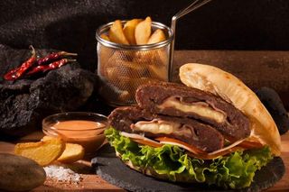 Punjena pljeskavica u lepinji s pomfritom+ Coca cola original  0,5 l