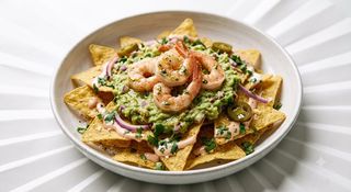 Nachos Con Guacamole Y Langostinos