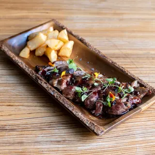 Pluma Ibérica A La Parrilla Con Chutney Casero De Arándano