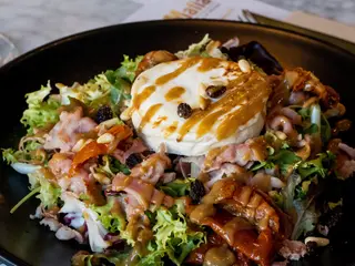 Ensalada gourmet de rulo de cabra